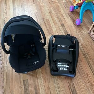 Maxi cosi car seat and base